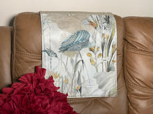 Cargar imagen en el visor de la galería, Headrest Cover and armrest set Swan design
